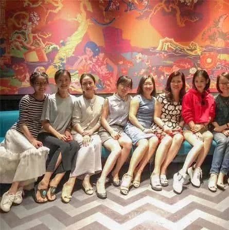 黄圣依参加同学聚会,合影对比明显,网友:岁月是把杀猪刀