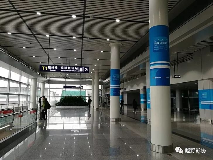 乘坐磁悬浮列车到火车南站要25分钟,出站,乘电梯下底下两层,到2号地铁