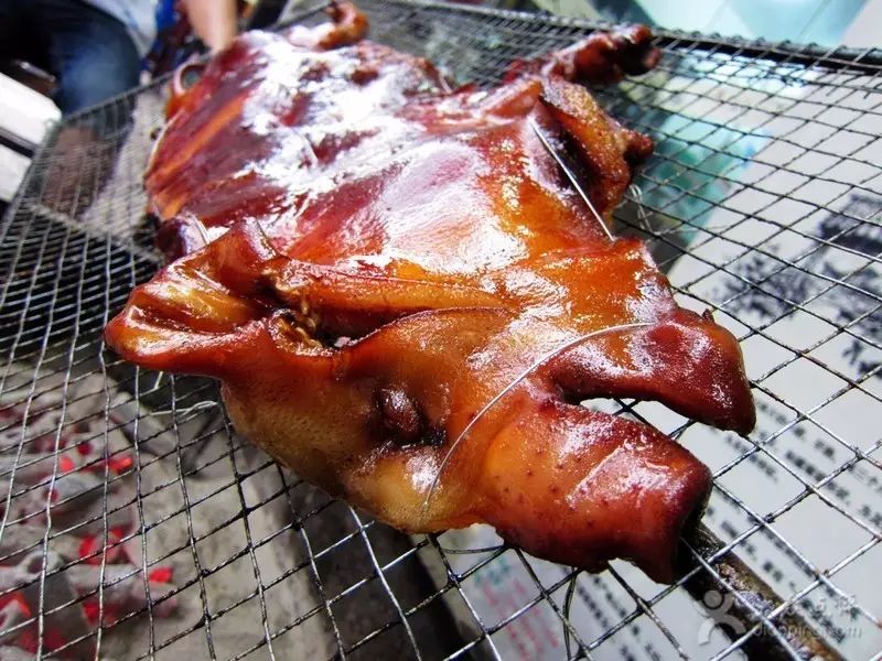 烤香猪,卤猪脚,螺蛳鸡,香酥鸭.开启饕餮美食盛宴!