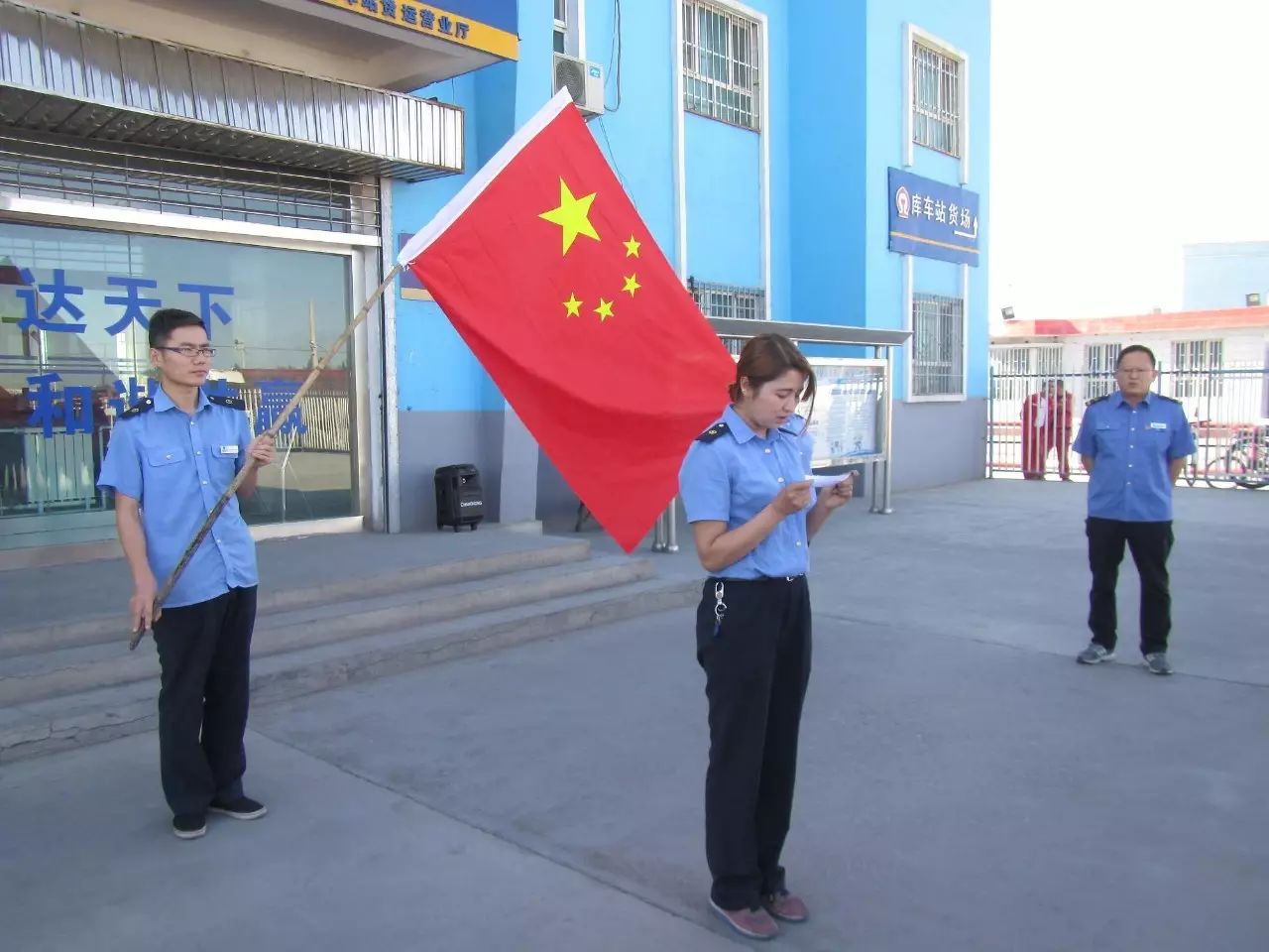 参会人员行注目礼,随即由库车经营部部长柴海龙向与会人员宣读承诺书