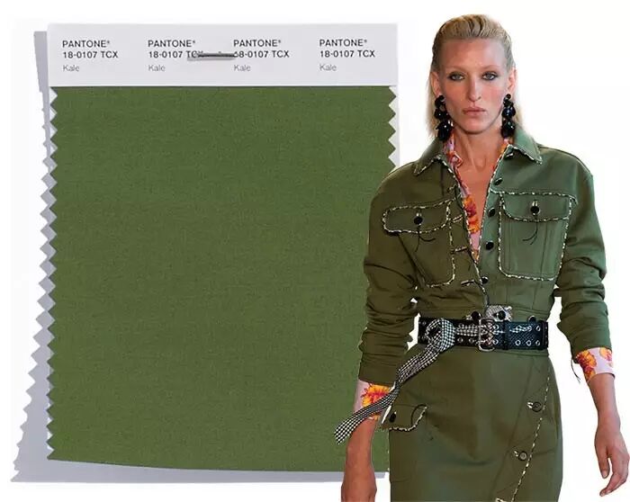 这种绿色就像夏天时的森林,郁郁葱葱,充满了活力,穿上这种颜色的女人