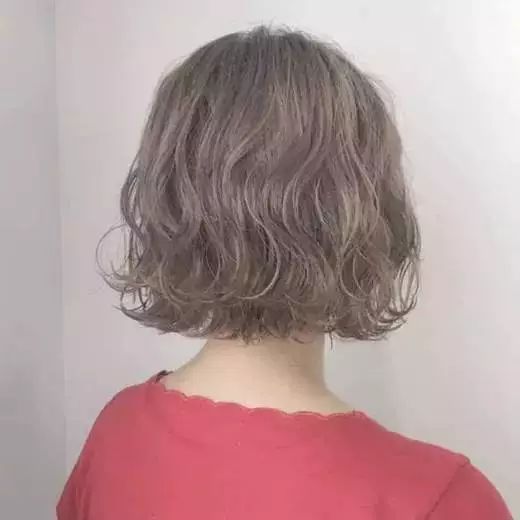 想要短发出众的妹子可不要错过,给短发烫个s型卷就相当时髦,染上