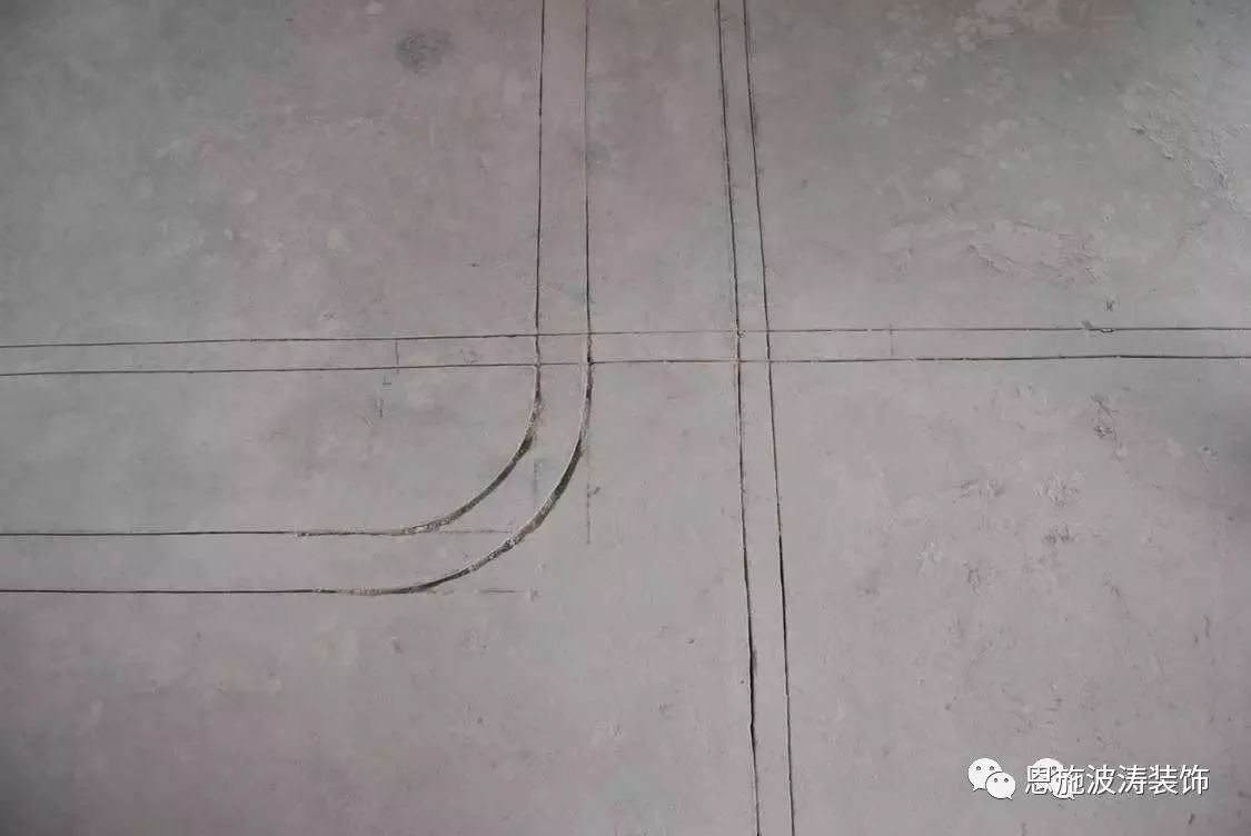 墙地面开槽必须弹线用切割机开槽,必须横平竖直.