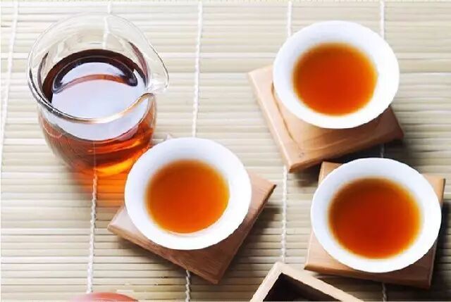 每逢夏天，气温高，黑茶凉了也可以喝