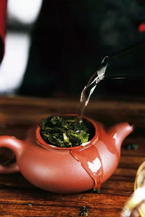 有客来时,沏一壶好茶, 茶韵生香,缕缕茶烟升起, 隐逸恬淡,清悠闲适之