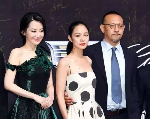看了姜文与姜武的媳妇网友两兄弟眼光还是有差距的