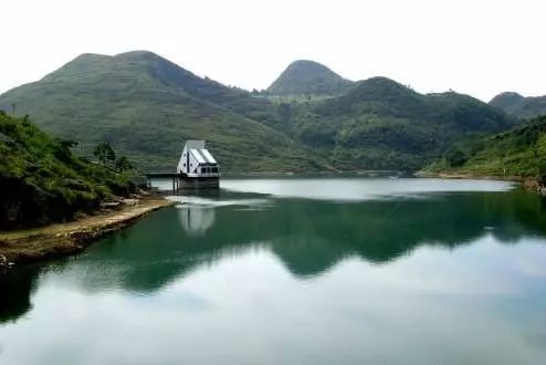 该风景区岩溶地貌发育独特,强烈,类型多样,形态各异,在云贵高原具有