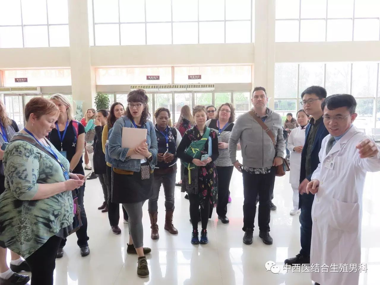 孙自学主任带领代表团参观河南省中医院,为代表团讲述河南省中医院的