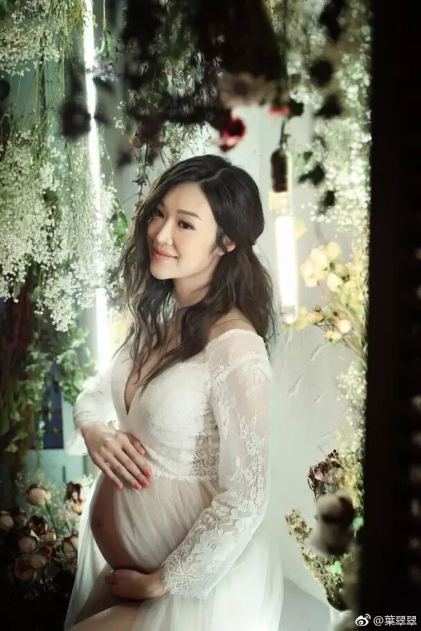 上围升Cup!叶翠翠大肚写真晒腿又晒线