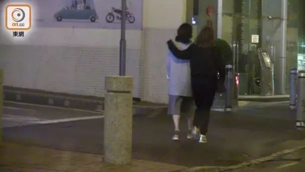 SheShe味浓!王君馨撇未婚夫当街抱女
