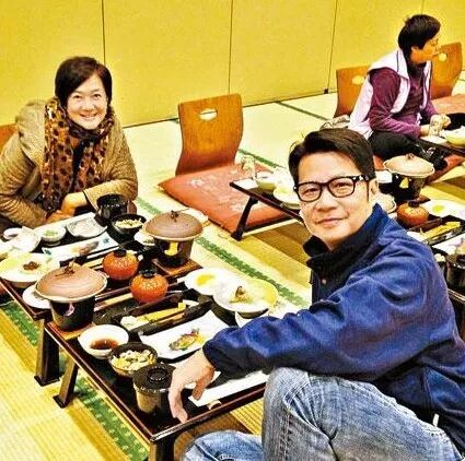TVB御用奸人《平安谷》变“兽父”!演足23年奸角,现实却和妻子恩爱15年