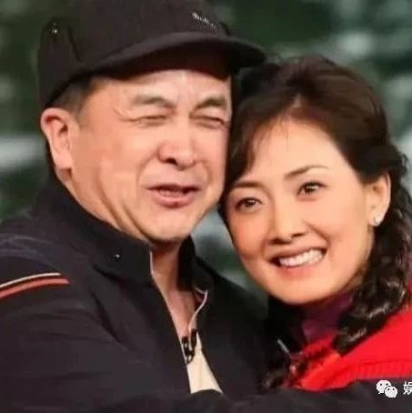 年近60的黄宏,结婚30年老婆身份曝出,原来我们都熟悉