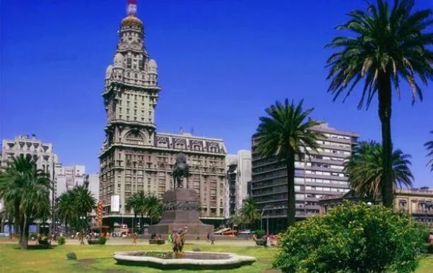 有"玫瑰之城"之称的乌拉圭首都蒙得维的亚是拉普拉塔湾的门户,拉美