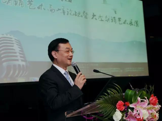 上海市朗诵协会秘书长何骁主持论坛开幕式.