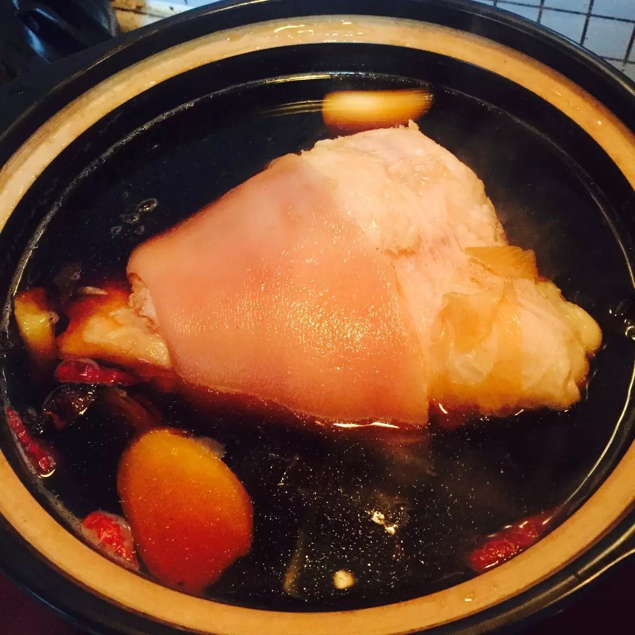 盖上盖,改文火门煮两小时.等猪蹄膀酥烂以后再倒入炒锅内大火收汁.