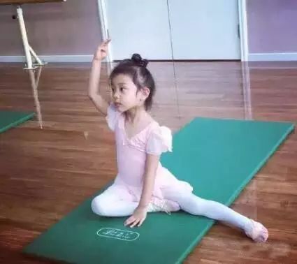 李小璐女儿学习舞蹈气质佳,贾乃亮也忍不住起舞!