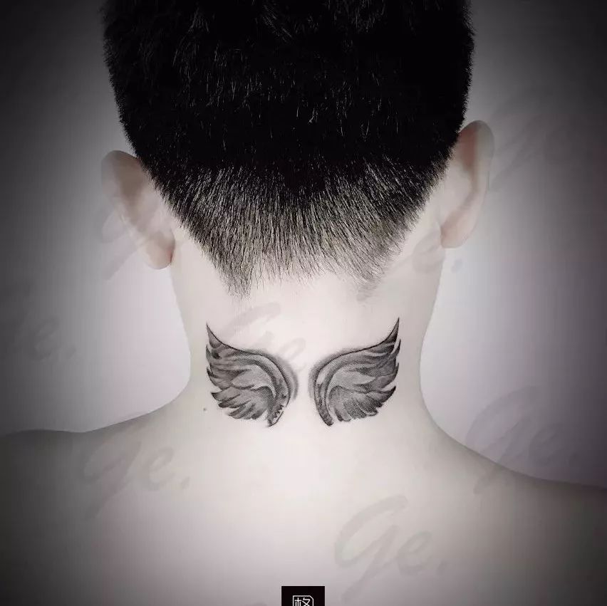 南京格纹身 作品展示 颈后 翅膀 -- 南京格纹身