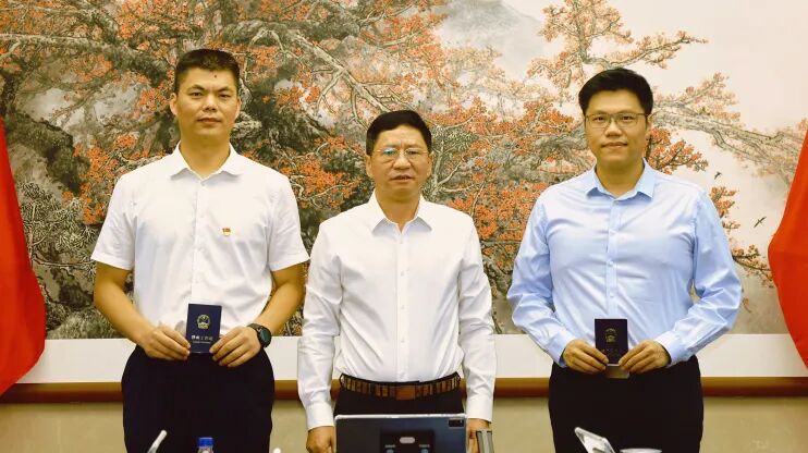 厕所偷拍
举行首批公职律师证书颁发仪式