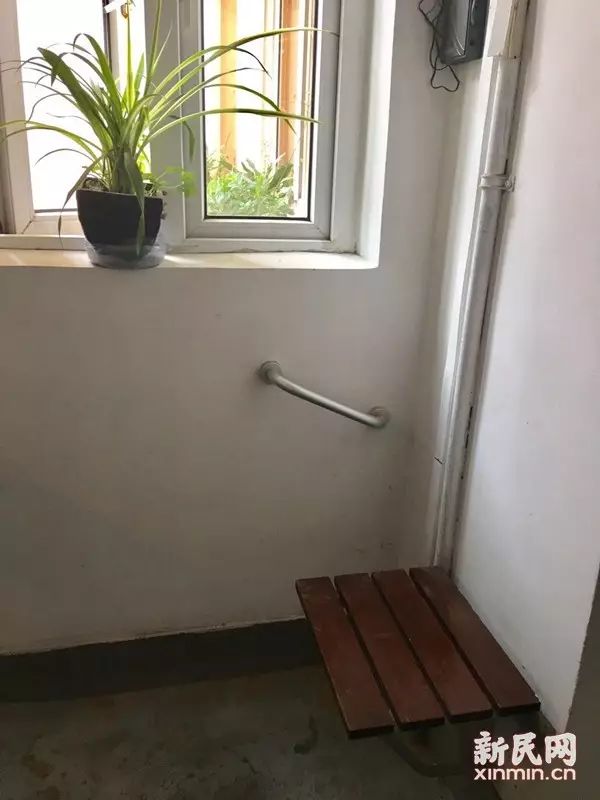 楼梯间安放的休息凳