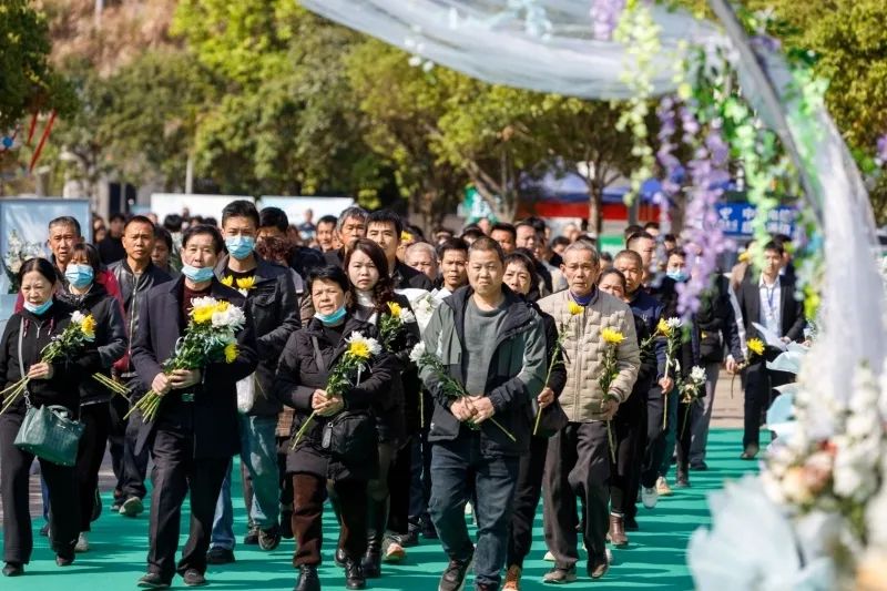 贺州市组织开展文明祭扫.jpg