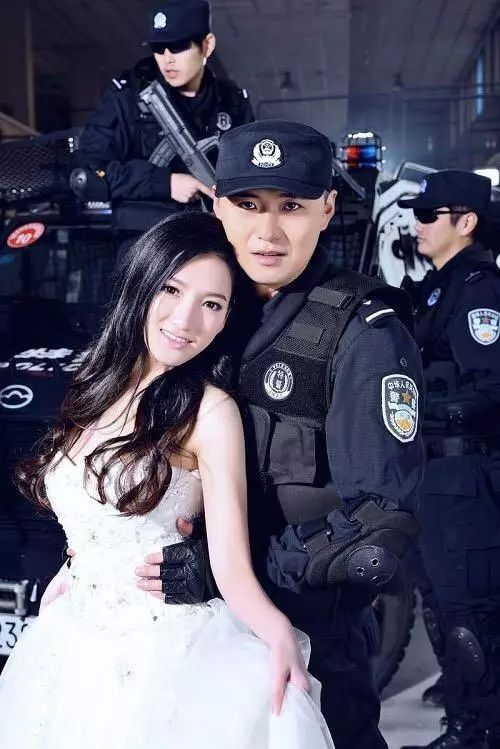 警察创意婚纱照盘点 当警服遇上婚纱