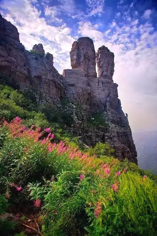 中国十大"非著"山峰之一 小五台山,位于张家口市东南部,跨蔚县,涿鹿两