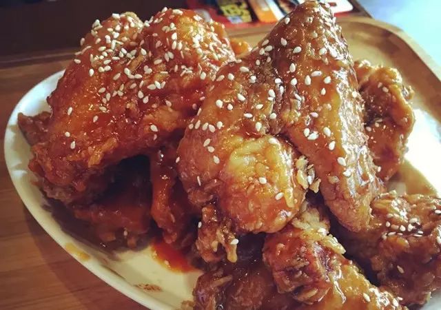 韩式炸鸡 大块的炸鸡肉,表层酱汁大多为咸甜口.