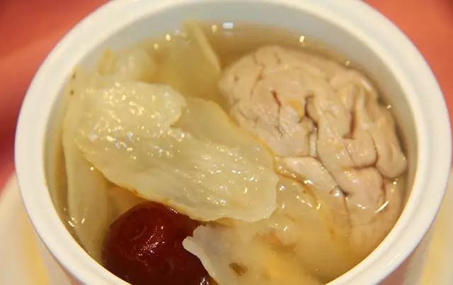 饭堂提供天麻炖猪脑汤, 一整个猪脑在炖盅里漂浮.
