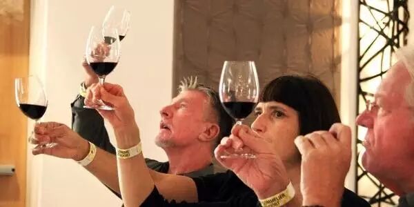 红酒颜色越深，酒质越好？