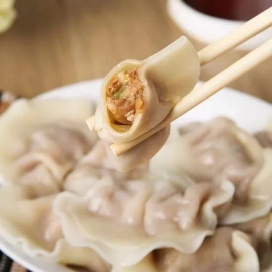 吉祥如意的白菜水饺是一道经典,滑嫩的肉,鲜甜的白菜,满满的一盘,让
