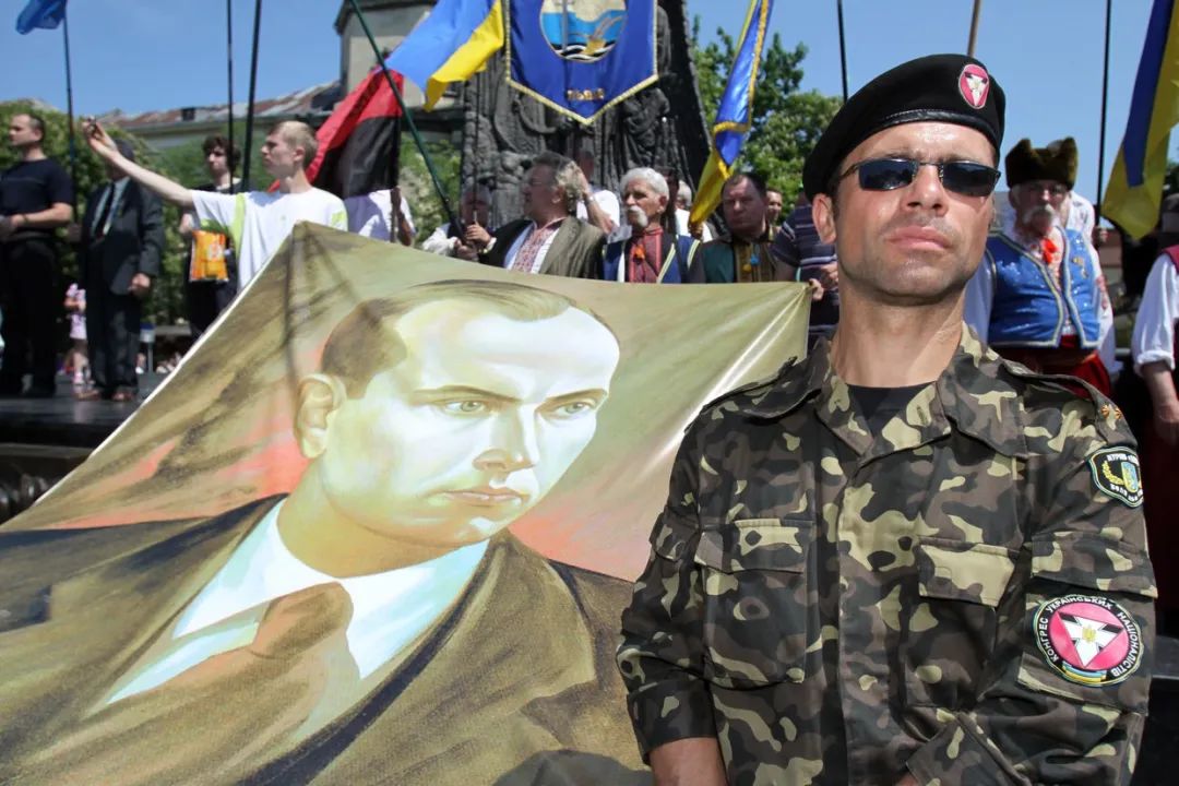 乌克兰青年居然向红军老兵行纳粹礼新纳粹这帮人都是什么玩意
