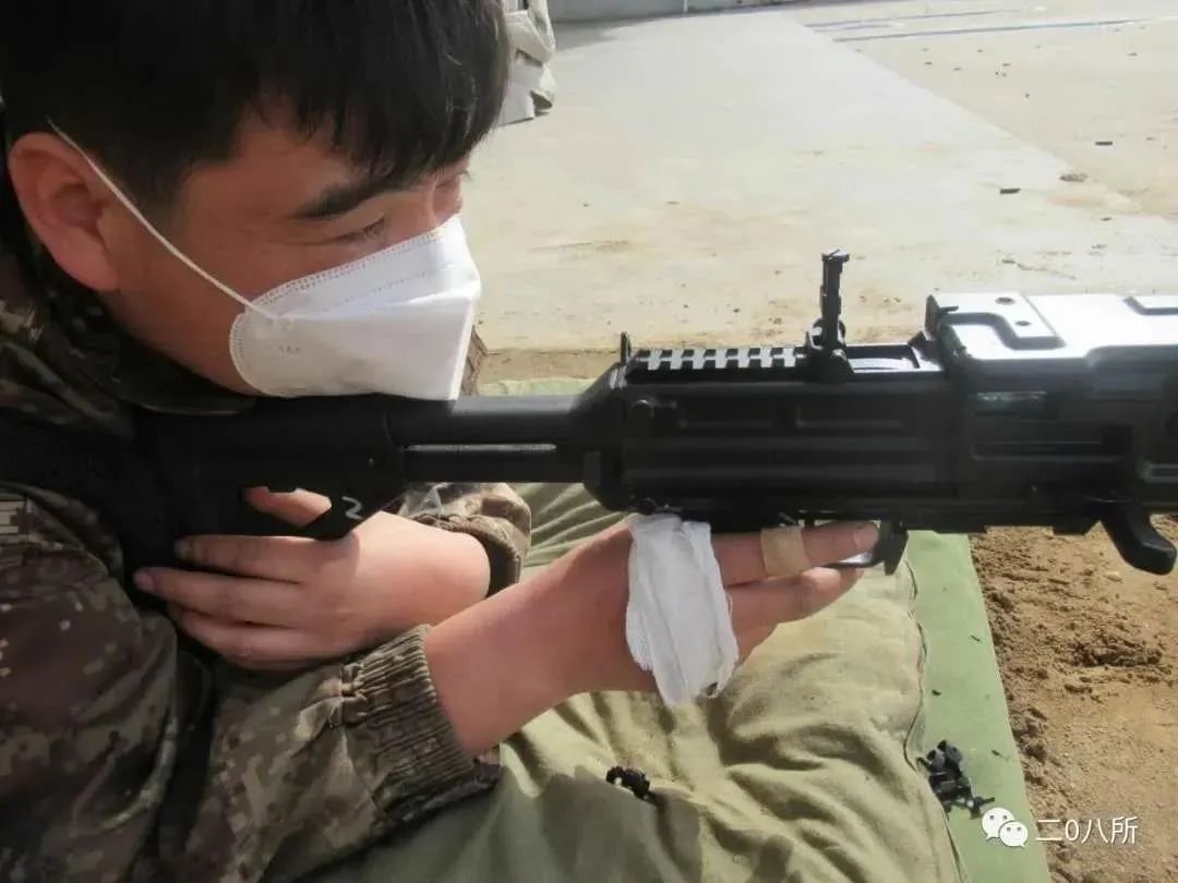 视频曝光解放军新机枪弹链泼水中国版m249