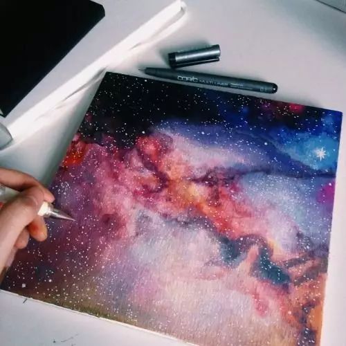 水溶性彩铅,先用彩铅把 要表现的颜色 排线法画出来 灿烂的星群在银河