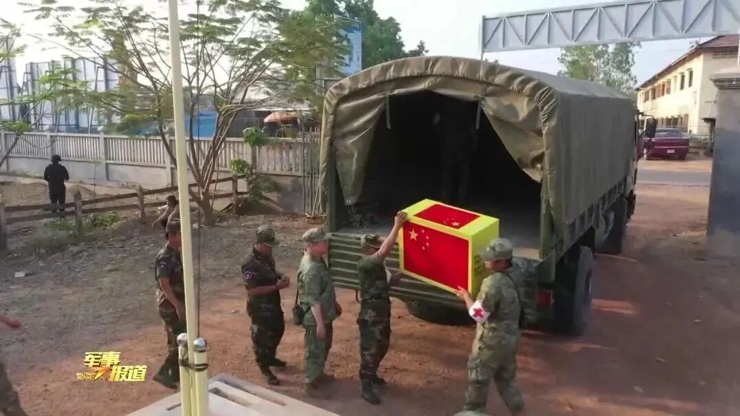 【中柬“金龙-2023”联演】中柬参演官兵开展人道主义援助活动