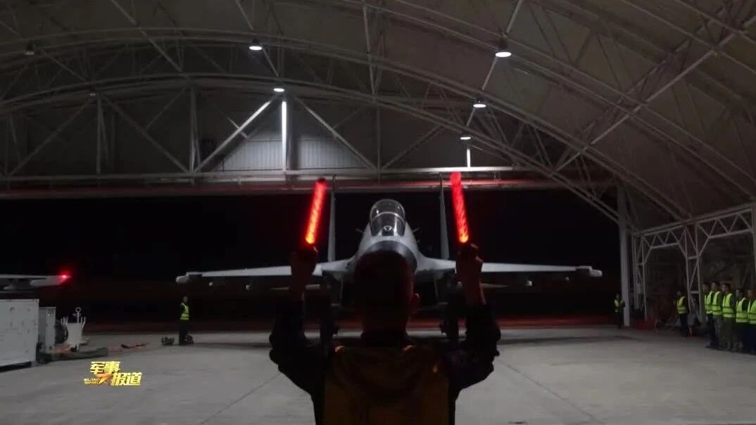 南部战区海军航空兵：夜间飞行训练 锤炼全时段执行任务能力