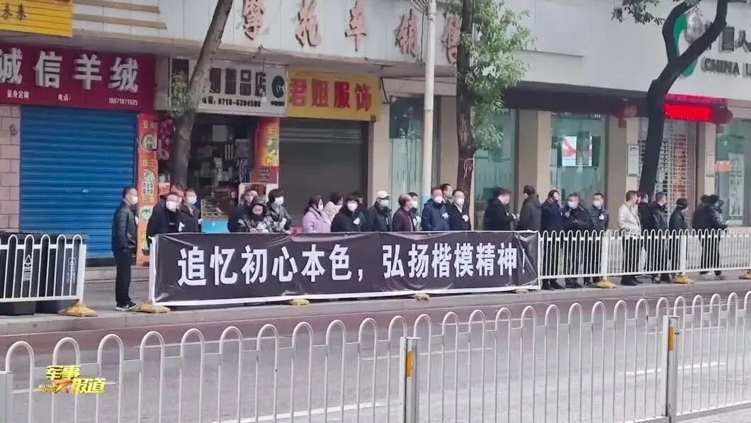 军事记者张斌带来一份“特殊礼物”⭐送别英雄！张富清老英雄一路走好！-2