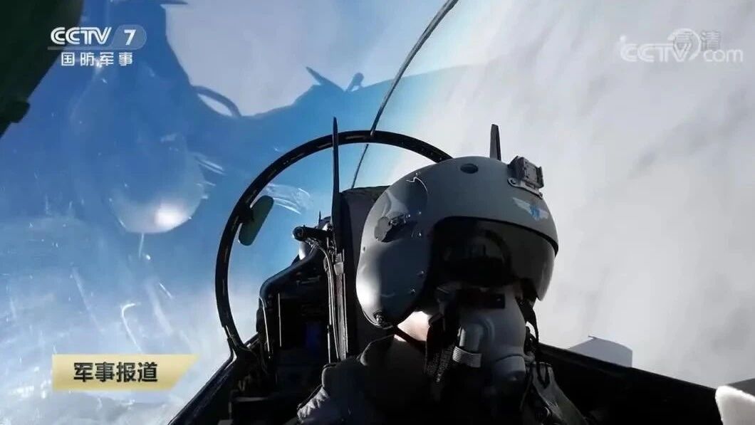 【直击演训场】空战对抗 新飞行员顺利完成三代机改装考核