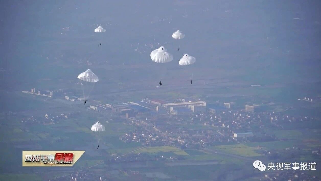 【记者在战位】直击海军陆战队员直升机伞降