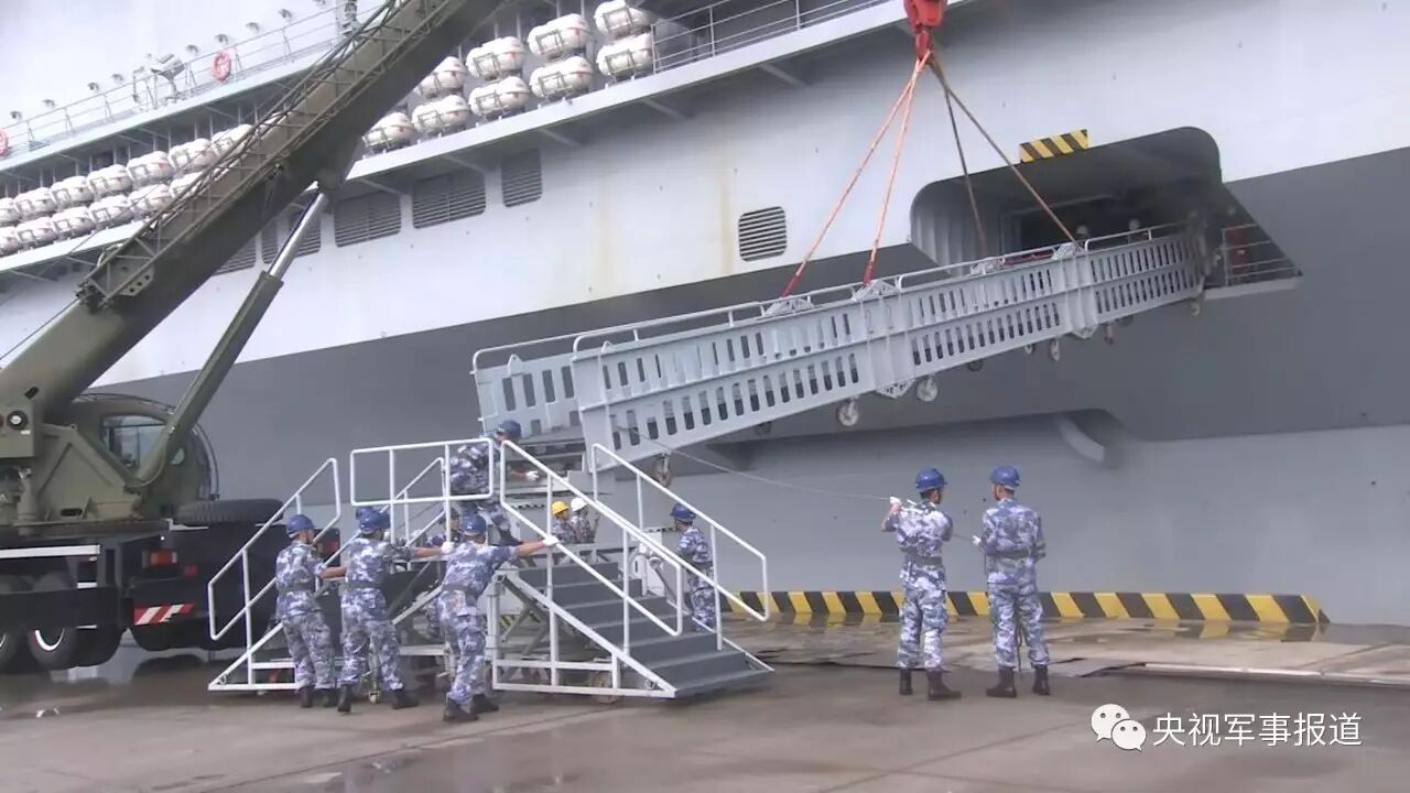（辽宁舰停靠青岛某军港）