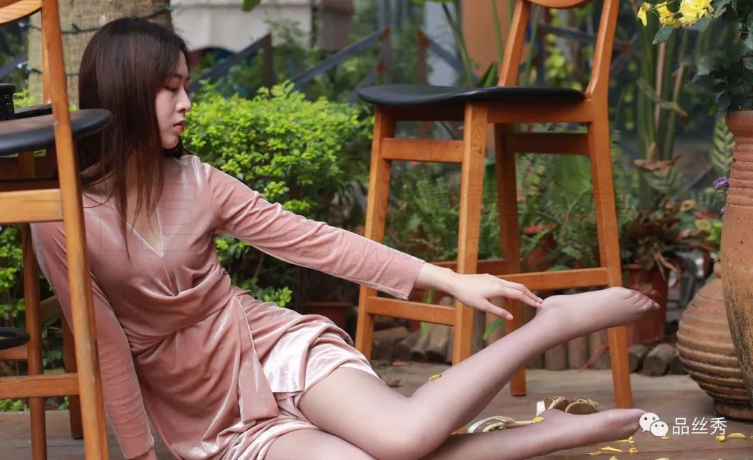 美女同事不小心摔倒了?快快扶一下啦