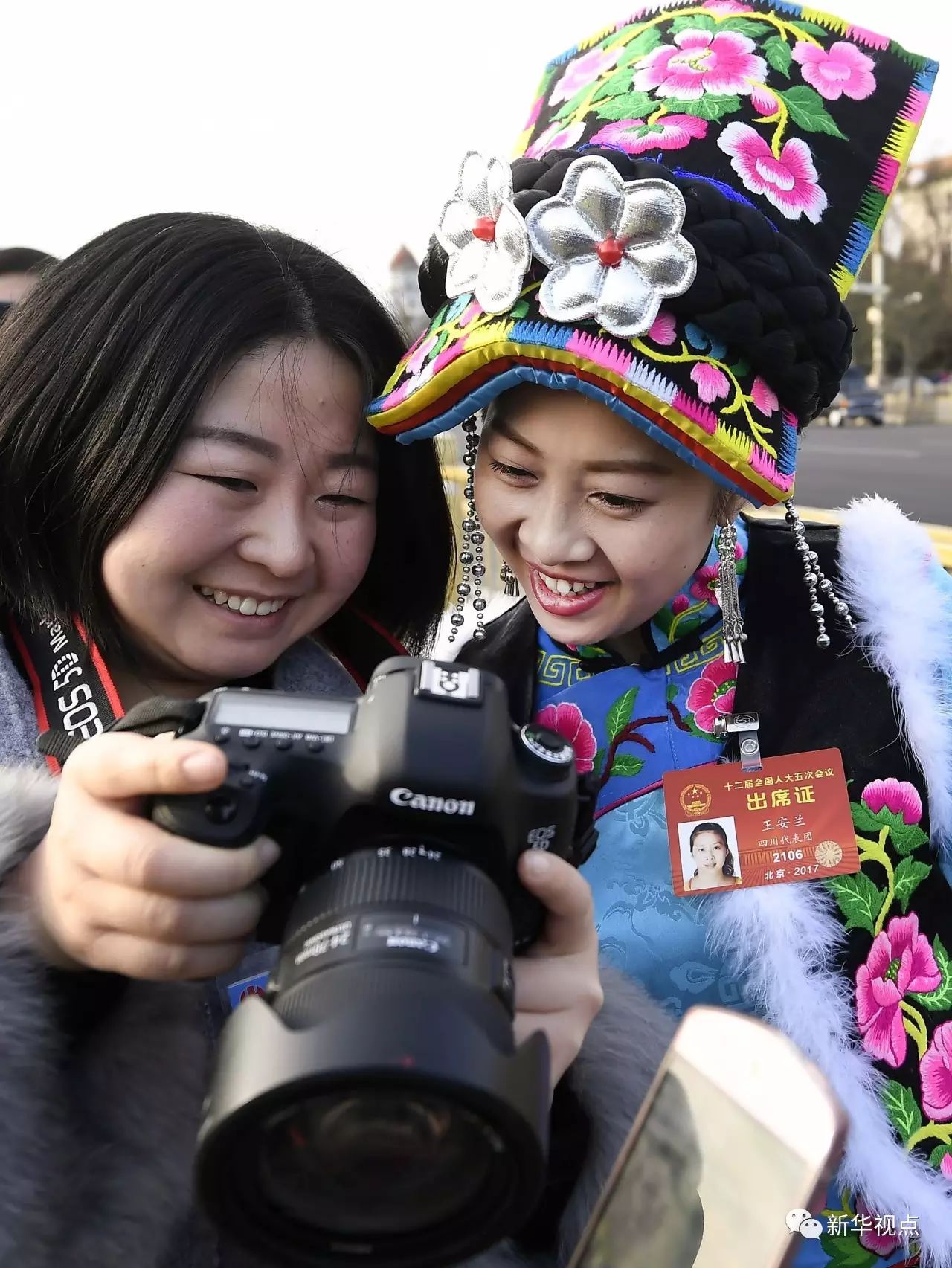 在给代表们介绍中文速录机维吾尔族翻译现场同声传译女服务员在工作