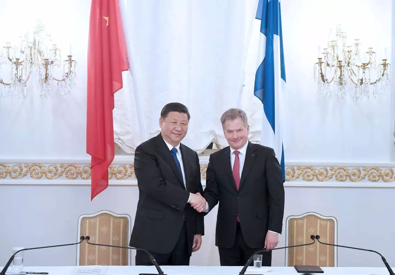 4月5日，国家主席习近平在赫尔辛基同芬兰总统尼尼斯托举行会谈。这是会谈后，两国元首共同会见记者。 (新华社记者 张铎摄)