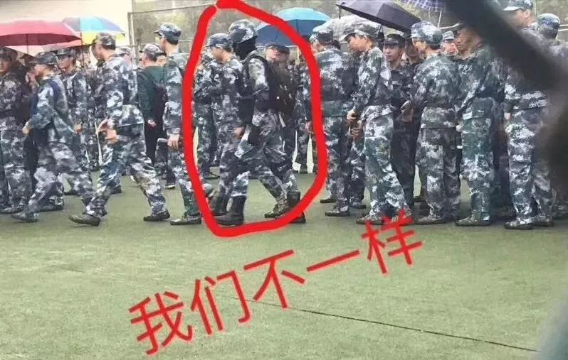 广东大学生军训微博求雨 自带吃鸡装备,还有比你们军训更666的吗?