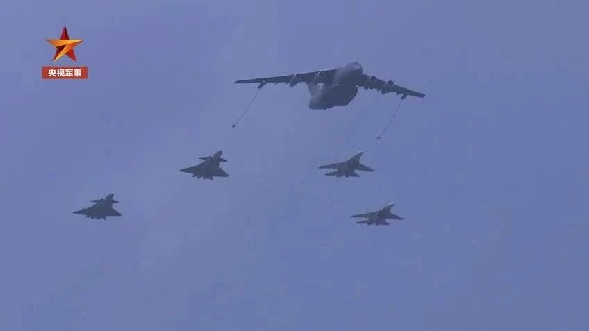 以空中加油构型低空通场⭐现场视频！运油-20、歼-20、歼-16同框！-1
