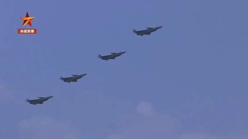动作整齐划一⭐现场视频！运油-20、歼-20、歼-16同框！-3