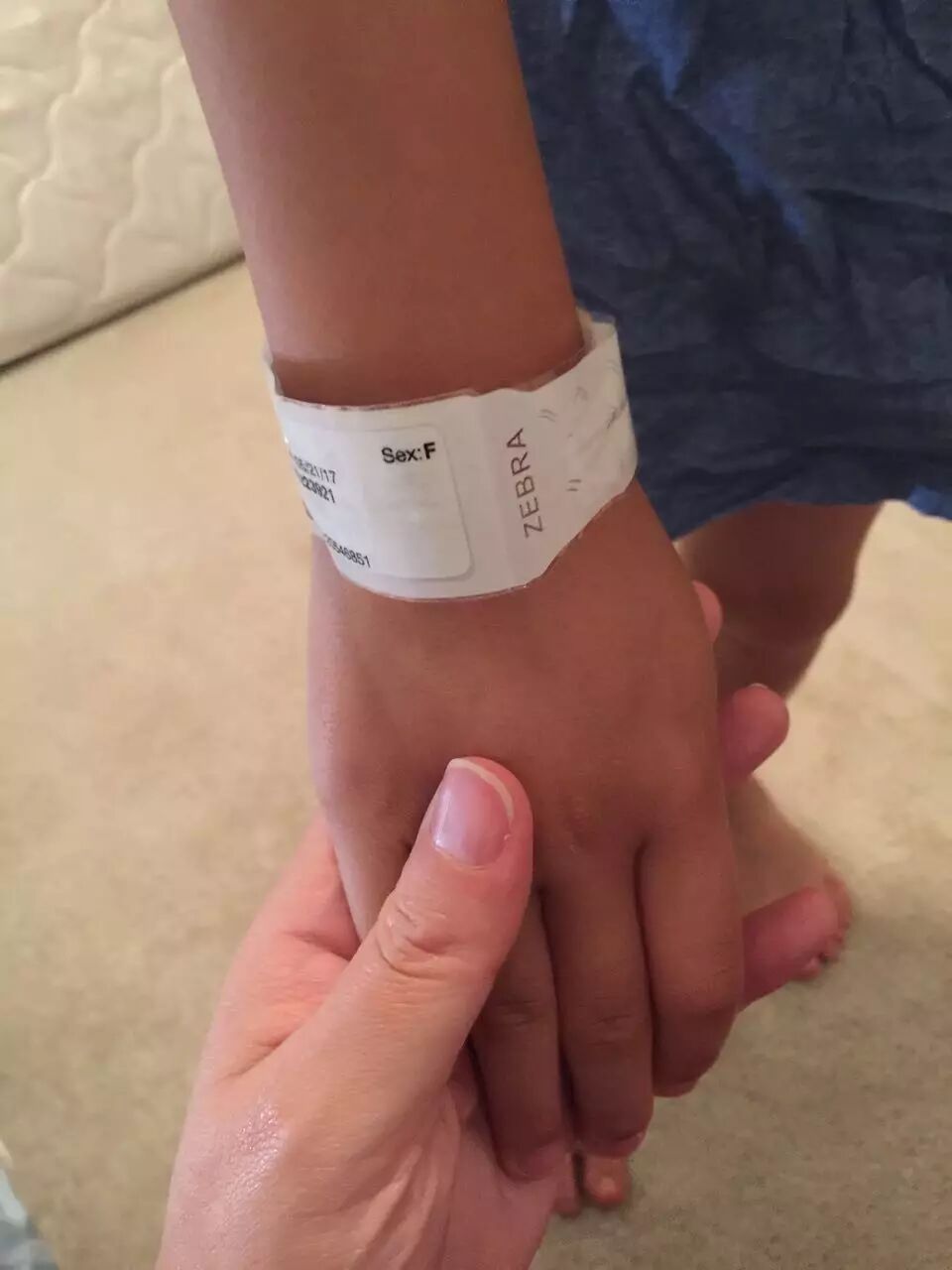 图为娜娜女儿当晚看急诊的手环