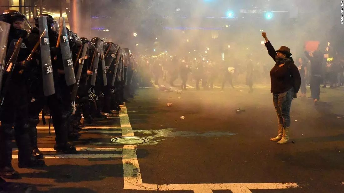 黑人美警枪杀黑人 反歧视却成了暴力的借口(组图)