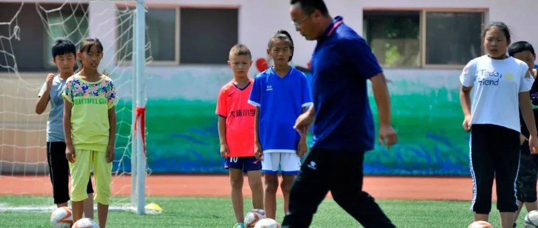 青岛一中学让体育老师当班主任，遭家长投诉！教育部回应，还有一重要提醒
