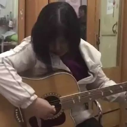 武汉56岁的宿管阿姨火了!捡回一把丢弃的吉他,“魔性”的弹奏给所有人都上了一课!