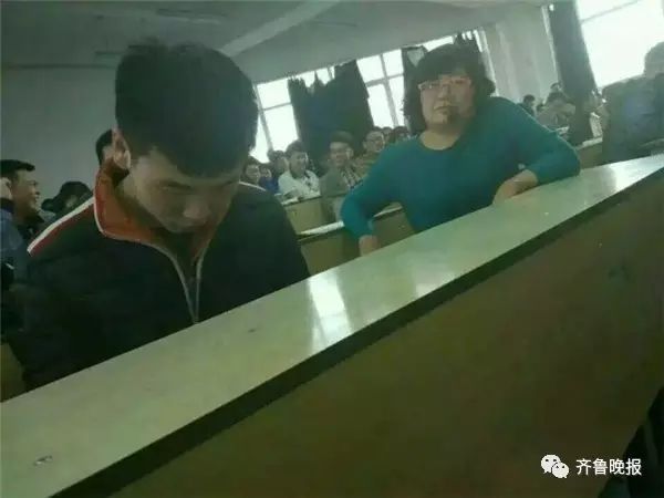 大学生上课玩游戏,老师悄然围观:我就看你什么时候发现我